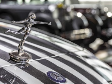 Tajniki Muzeum Mercedesa - emblemat na osłonie chłodnicy